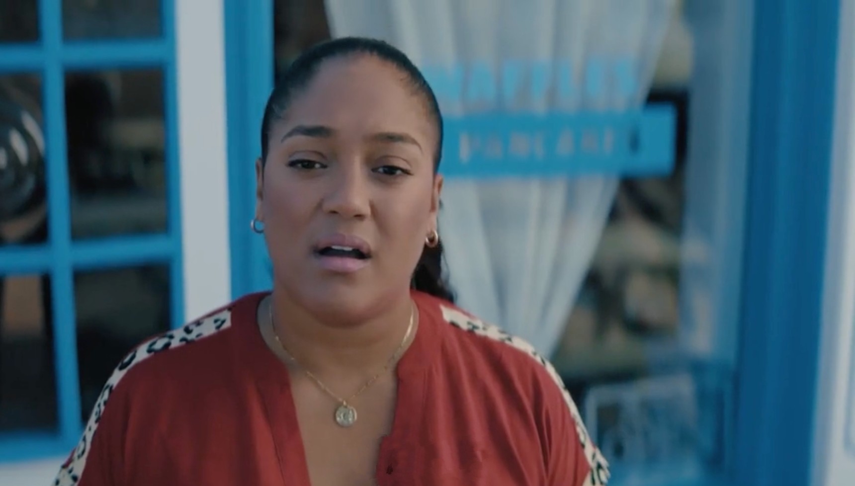 Danielle Walters as Amanda's best friend Sandy in The Fortune