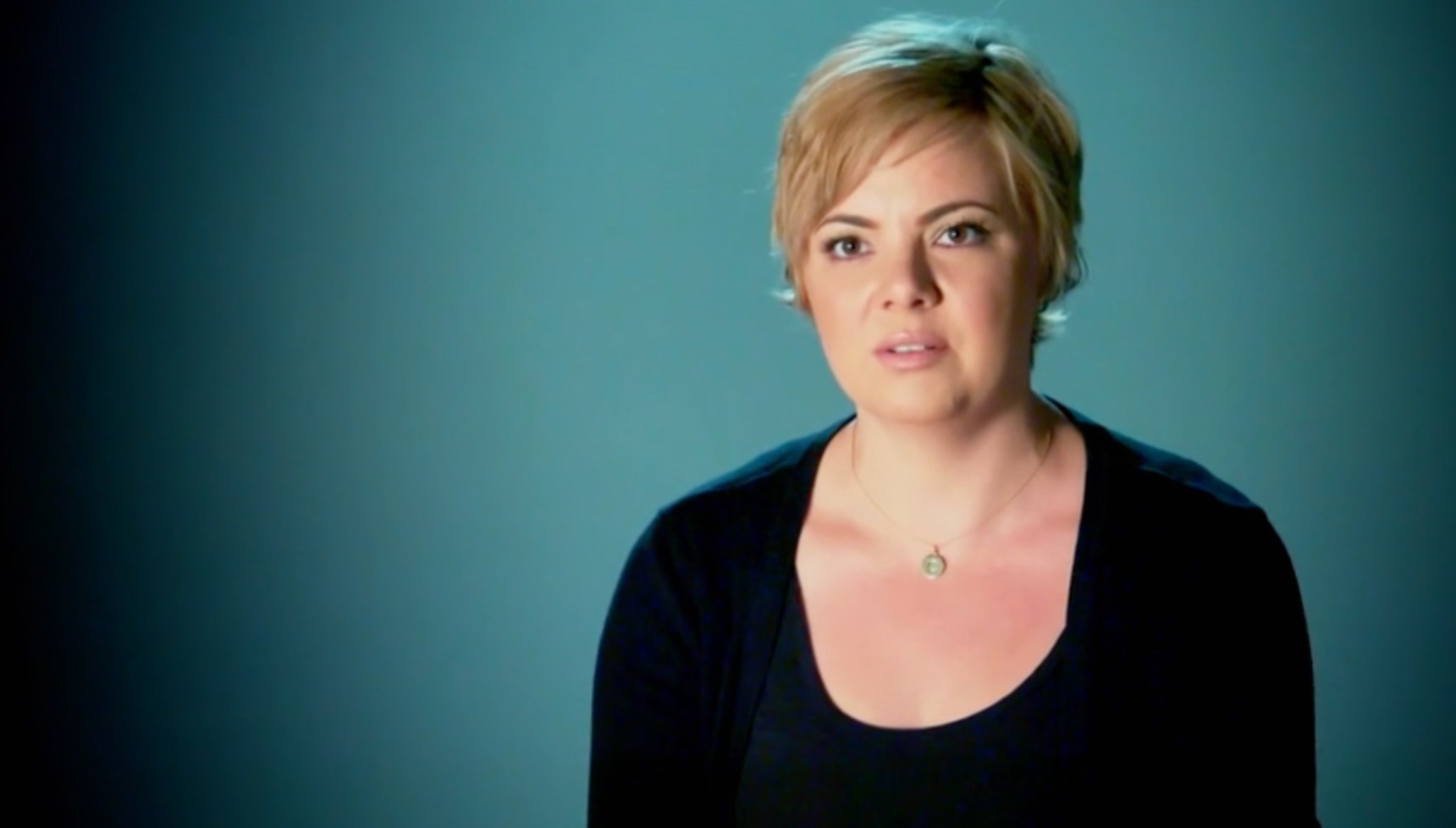 Amanda Riley talking in the documentary Scamanda
