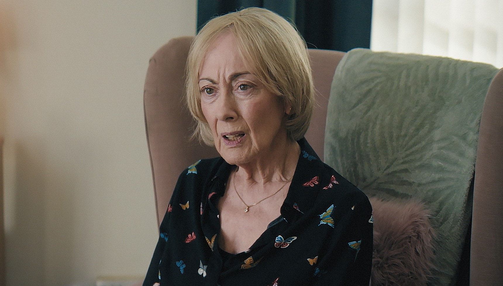 Paula Wilcox as Amanda's mum Linda Blakefield in The Fortune