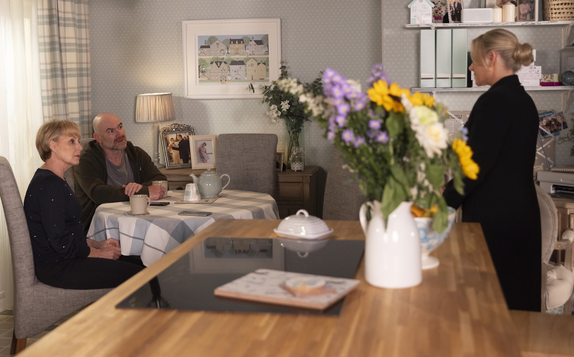 Lisa informs Tim and Sally about Richie's arrest 