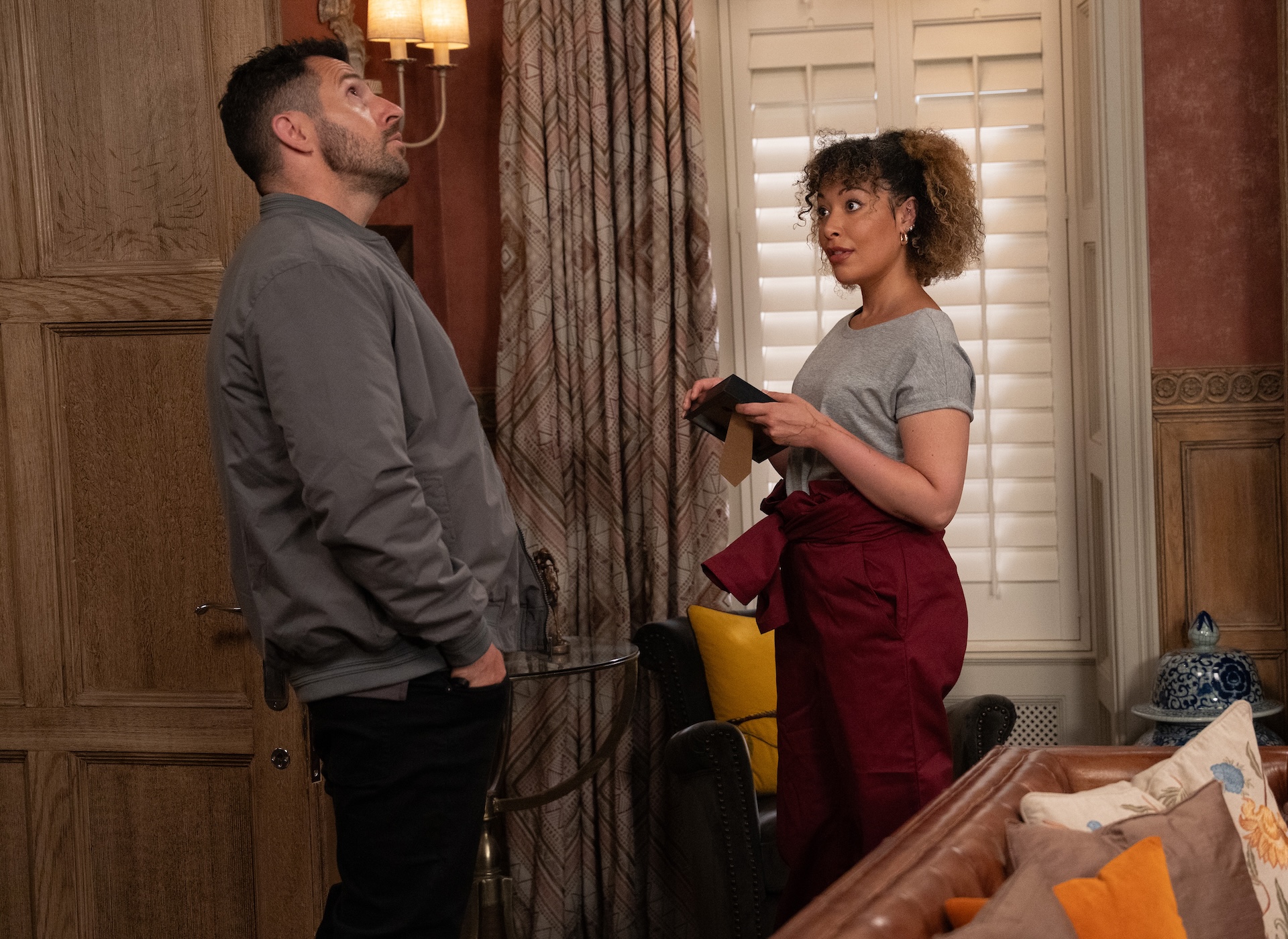 Why is Serena cosying up to Ross? (Credit: ITV)