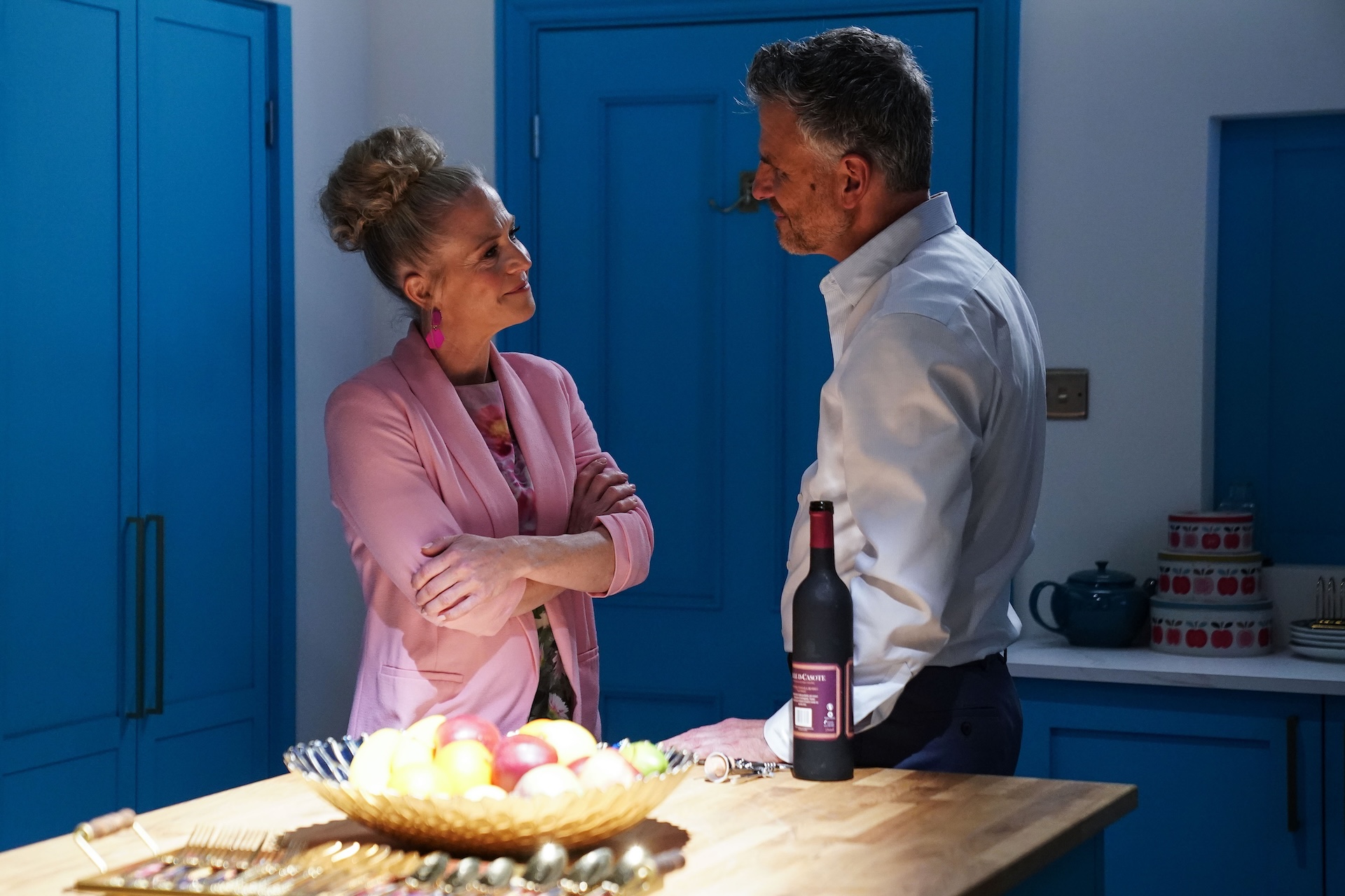 Elaine notices a spark between Linda and Clive