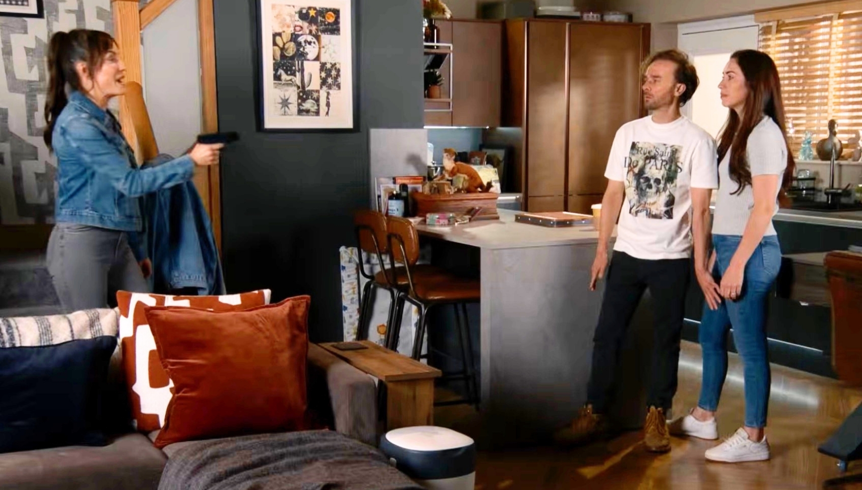 Jodie pointing gun at David and Shona in Coronation Street