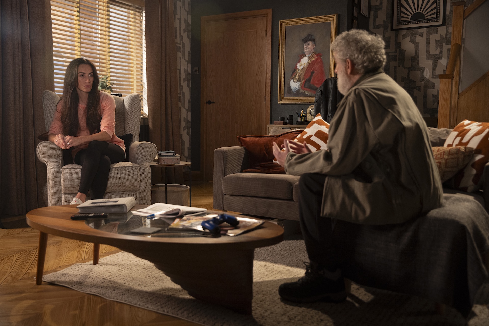 Shona sitting with her dad in Coronation Street