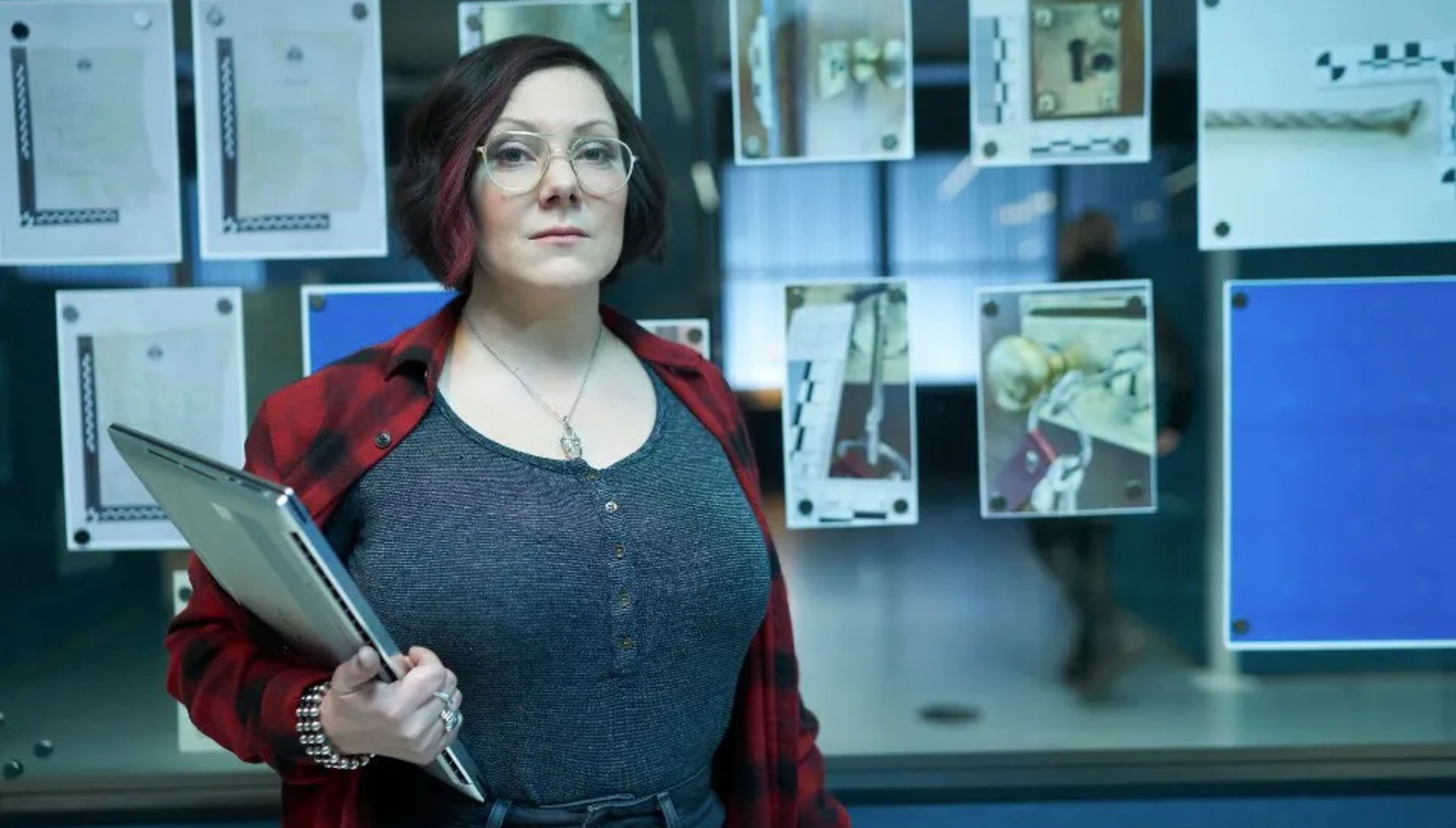 Sophie Willan as Holly Pinder in Ludwig series 1