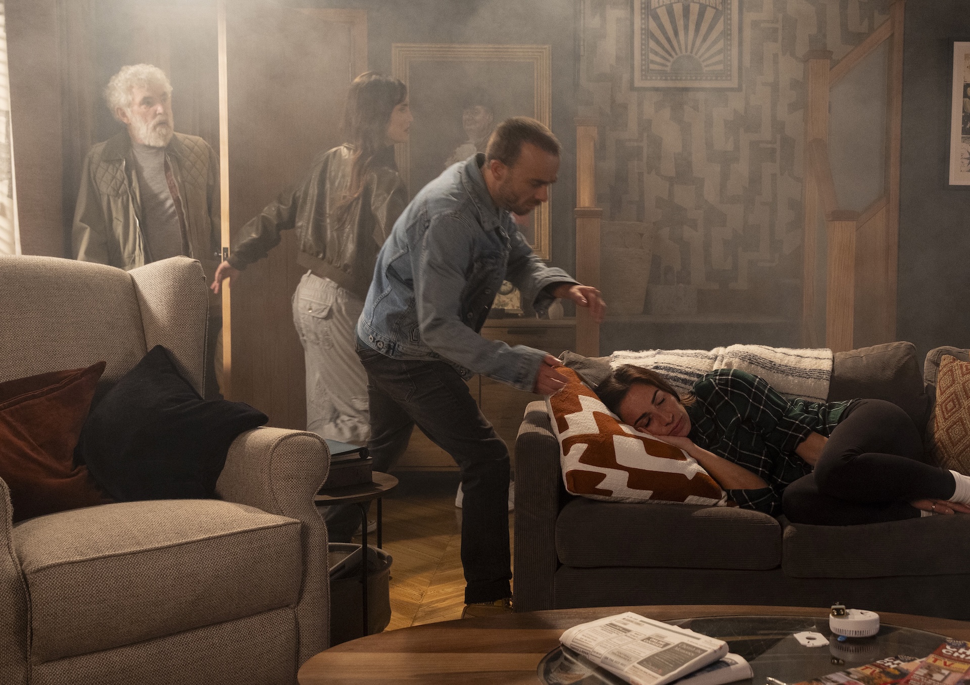 David desperately tries to wake Shona after the fire (Credit: ITV)