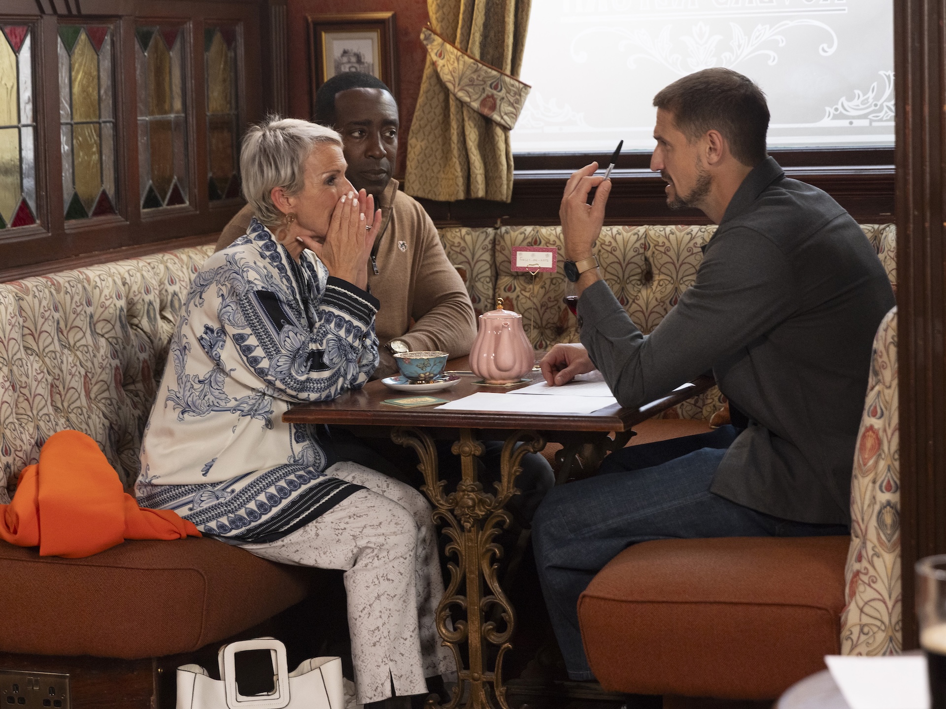 Debbie and Carl chat in the Rovers 