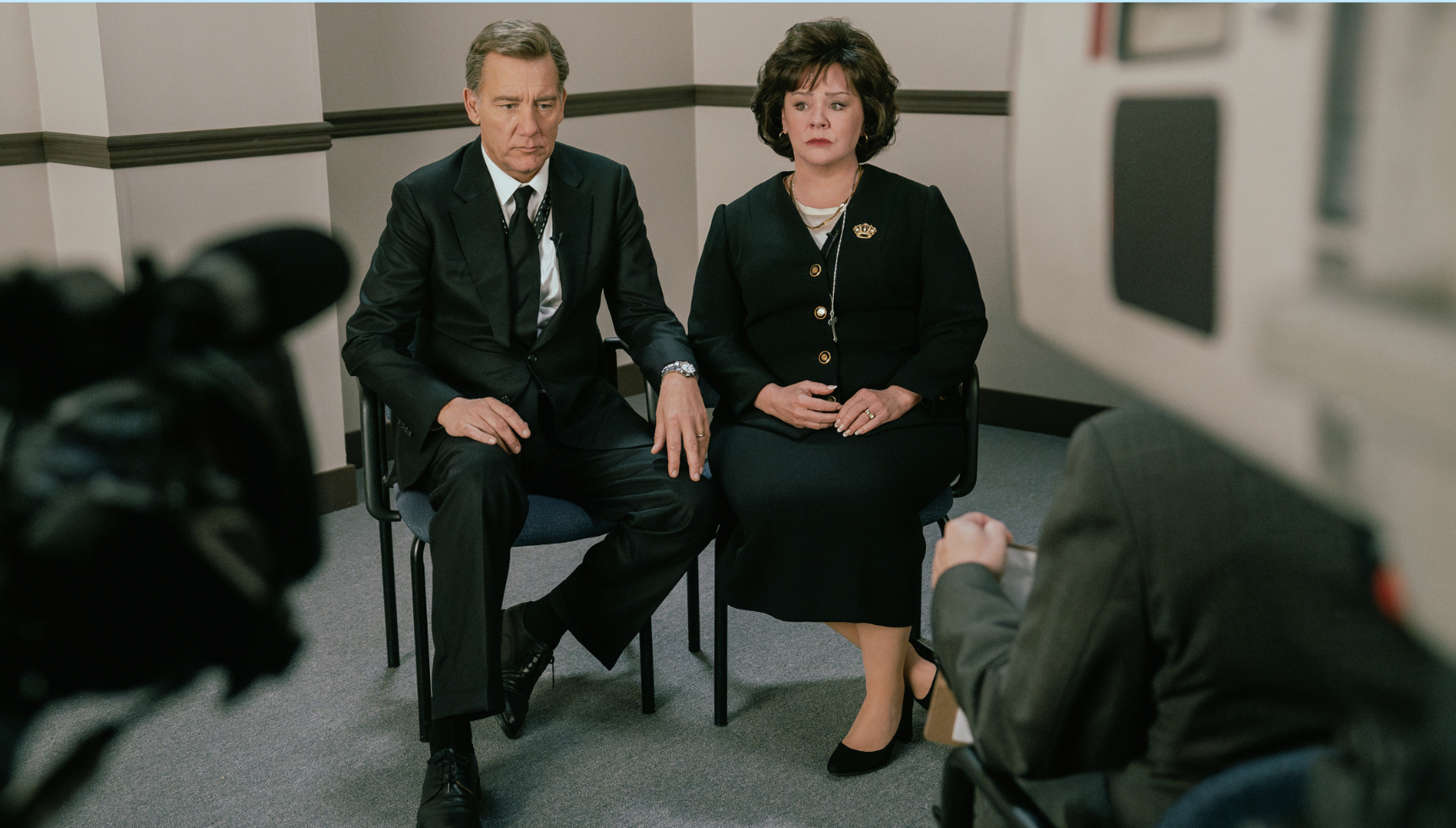 Melissa McCarthy and Clive Owen as Patsy and John Ramsey.
