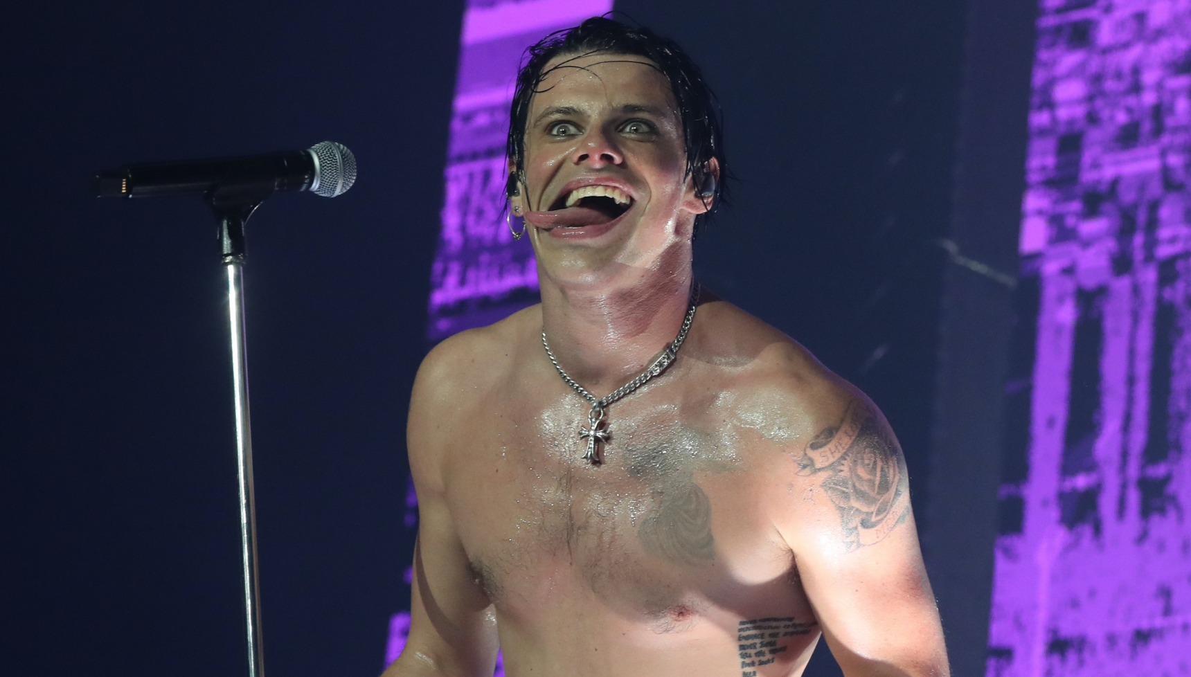 Yungblud topless singing 