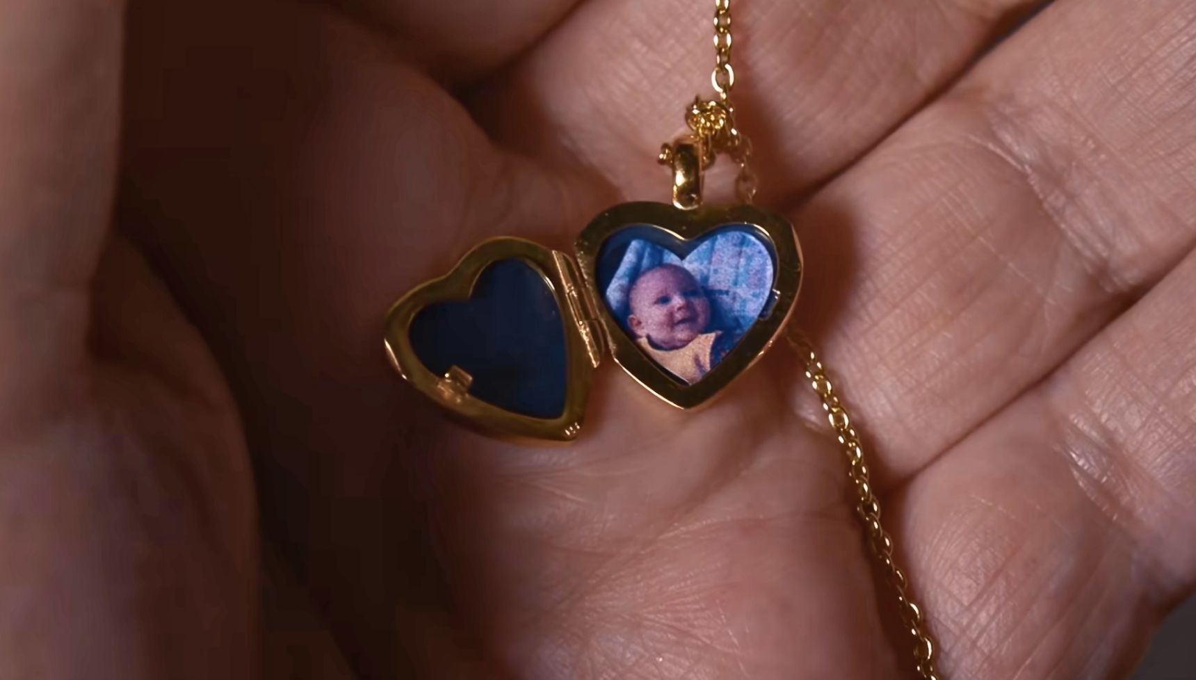 Christina's locket contained a picture of her baby, Rachel, in Coronation Street (Credit: ITV)